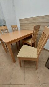 Jídelní stůl s židlemi