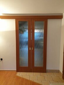 Prodám posuvné dřevěné dvoukřídlé  prosklené dveře