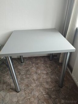Čtvercový stůl s šedou deskou
