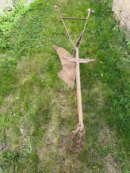 Staré pluhy a obracáky za koně vhodné i jako dekorace