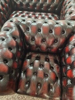 CHESTERFIELD ŠTÝL KOŽENÁ+ROZŤ.STôL+4 STOLIČKY