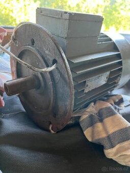 Prodám přírubový třífazový elektromotor 1,5 kW