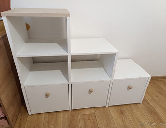 Bílá komoda s úložnými boxy