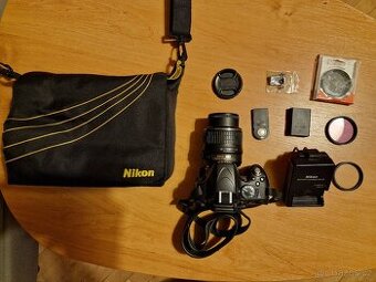 Nikon D5100 a objektiv NIKKOR 18-55 mm f/3.5-5.6