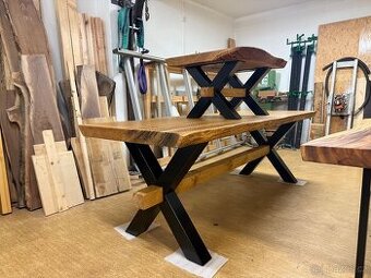 Masivní jídelní stol z dubu