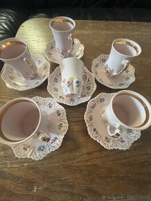 Šestidílná sada šálků a podšálků z růžového porcelánu.