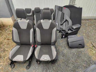 Sedačky, tapeci, koberec... Focus III