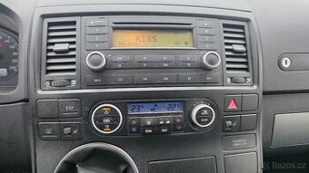 VW T5 Multivan -- rádio a panel klimatizace