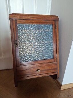 Secesní lékárnička