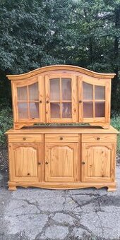 Masivní komoda s vitrínkou na pověsení