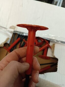 Fasádní Hmoždinky Baumit s kovovým trnem.