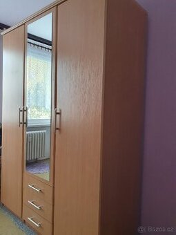 Šatní skříň se zrcadlem(s poškozenim)