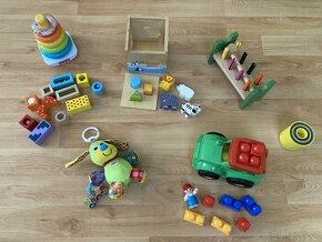 Mix hraček pro kojence/batolata, dřevo, plast-celek