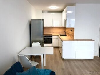 Pronájem bytu 2+kk s lodžií, garážovým stáním a sklepem – Hr