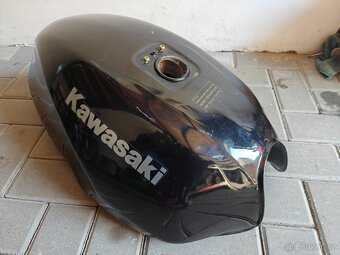 Kawasaki ER-5 - nádrž