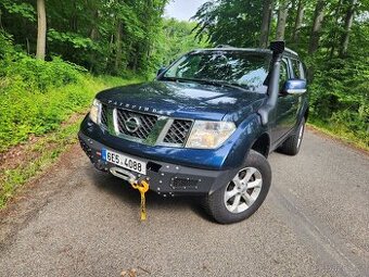 Nissan Pathfinder R51 2.5 dCi (2006) – zvednutý podvozek, na