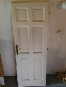 Starší masivní dveře bílé 70 × 196 cm levé s klíčem