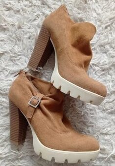 Kotníkové boty Baťa 36