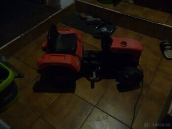 Prodám šlapací traktor, houpačku, dětské pískoviště