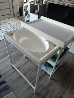 Přebalovací pult s výsuvnou vaničkou