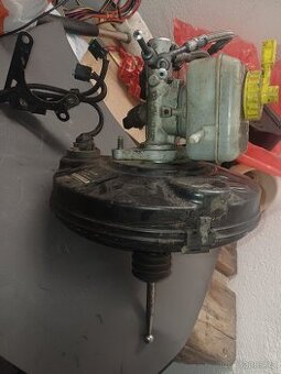 Brzdový posilovač a válec s nádobkou