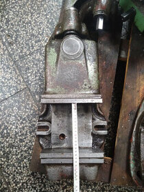 Strojní svěrák 200