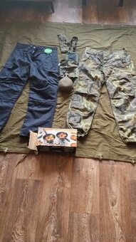 Celta vojenská, maskáčové a černé kalhoty atd.