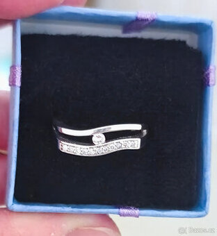 Stříbrný vlnitý prsten se zirkonem.