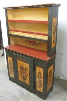 Malovaná kredenc po celkové renovaci