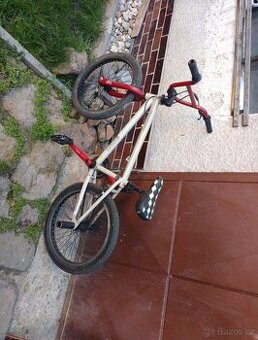 BMX kolo – červené, s pegama, skoro jako nové
