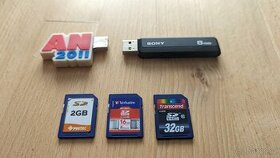 Čtečka SD karet + 3x SD + 2x USB disk