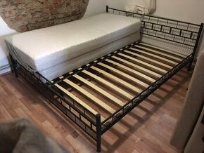 Manželská postel 180x200 cm, kovová s dřevěným roštem
