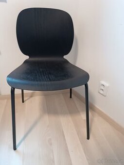 Černá židle (2 kusy) / Black Chair (2 pieces) – 2×300 Kč