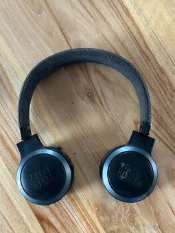 Bezdrátová sluchátka JBL Live 400BT
