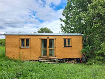 Obytná maringotka/tiny house 2,5 x 8m s pozemkem