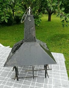 retro lampa na chatu