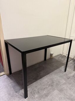 ocelový stůl se skleněnou deskou