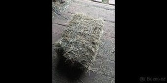 Malé hranaté balíky sena