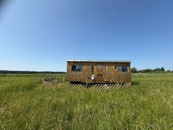 Pozemek 6 690 m² u Labe + tiny house na kolech 7,5 × 3 m
