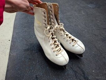 Dámské lední brusle 38