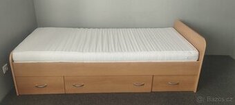 Postel s roštem a matrací