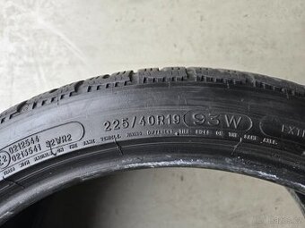 225/40R19 - 1