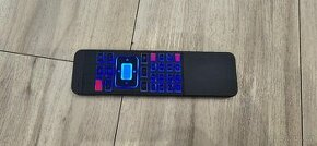 Univerzální ovladač podsvícený klávesnicí a myší.