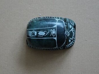 Těžítko skarabeus z kamene