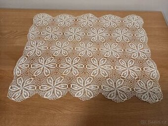 staré ručně háčkované dečky