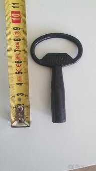 Klic k rozvadeci-trojhran, elektroskrin