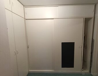 Velké rohové skríně s nástavcem.