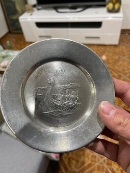 Dekorativní cínový talíř – vikingský motiv