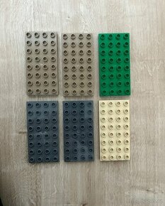 LEGO Duplo deska 4x8 - béžová, zelená, šedá.