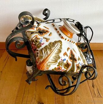 Starý mohutný kovaný lustr s porcelánem